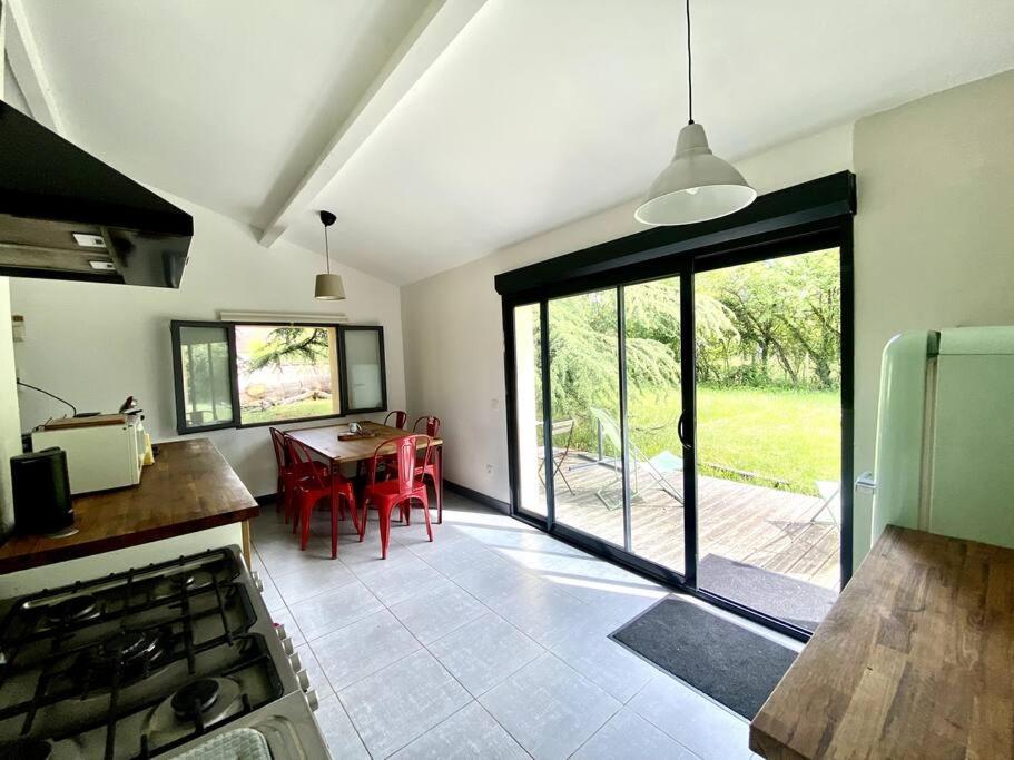 La Lande - Petite Maison Avec Jardin Vendat Exterior photo